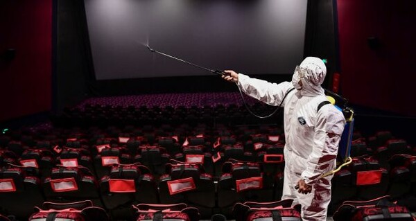 Κορωνοϊός στην Τσεχία: Ανοίγουν τα σινεμά, αλλά απαγορεύονται τα ποπ-κορν και θα φοράνε όλοι μάσκα