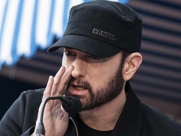 Ο Eminem σταμάτησε εισβολέα που μπήκε χαράματα στο σαλόνι του