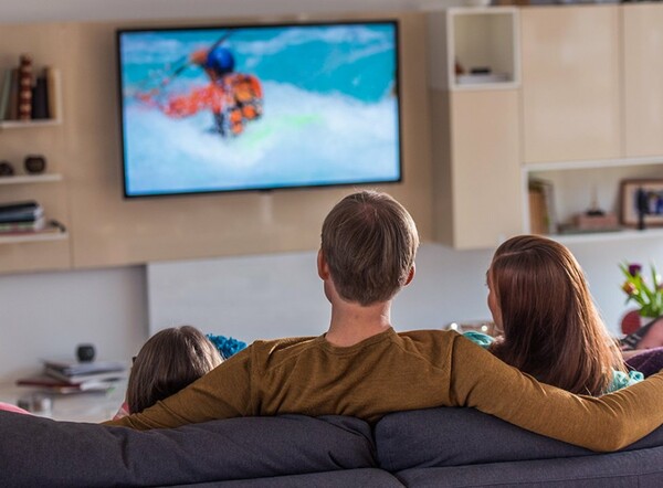 Καραντίνα στο σαλόνι: Αυξήθηκαν οι online πωλήσεις τηλεοράσεων και παιχνιδομηχανών εν μέσω lockdown