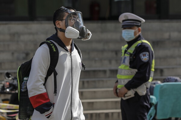 Κίνα: Οι μαθητές επιστρέφουν στα σχολεία - Μάσκες, θερμομετρήσεις και καπέλα με «κεραίες»