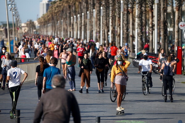 Οι Ισπανοί ξεχύθηκαν σε πάρκα, δρόμους και παραλίες για να αθληθούν - Μετά από 49 ημέρες καραντίνας
