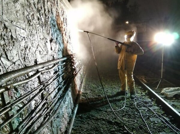 Διπλή επιχείρηση αντιγκράφιτι στο Θησείο - Φωτογραφίες πριν και μετά