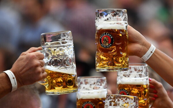 Γαλλία: Ζυθοποιοί θα πετάξουν 10 εκατ. λίτρα μπύρα -Ποσότητα που θα γέμιζε 4 πισίνες