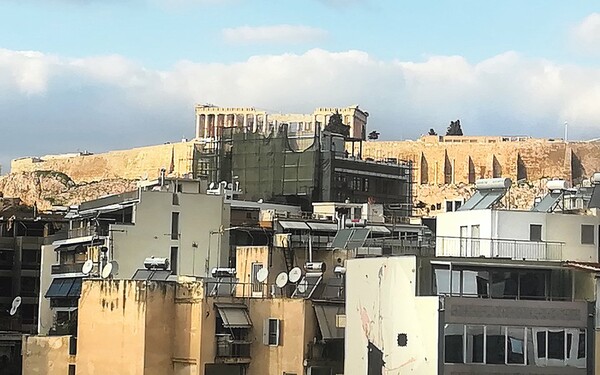 ΥΠΕΝ: Πιο χαμηλά τα κτίρια γύρω από την Ακρόπολη