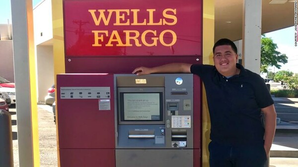 Νέο Μεξικό: 19χρονος βρήκε 135.000 δολάρια έξω από ATM και τα παρέδωσε στην αστυνομία