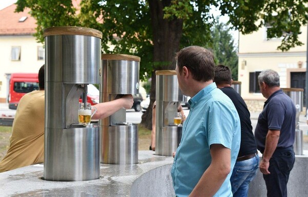 Επαναλειτουργεί το δημόσιο συντριβάνι μπίρας στη Σλοβενία - Έκλεισε λόγω κορωνοϊού