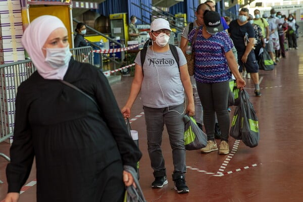 Οι ευάλωτοι της πλούσιας Γενεύης: Ουρά ενός χιλιομέτρου για δωρεάν φαγητό