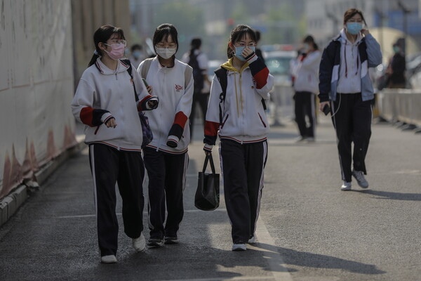 Οι μαθητές στο Πεκίνο επέστρεψαν στα σχολεία με βραχιολάκι που μετρά την θερμοκρασία τους
