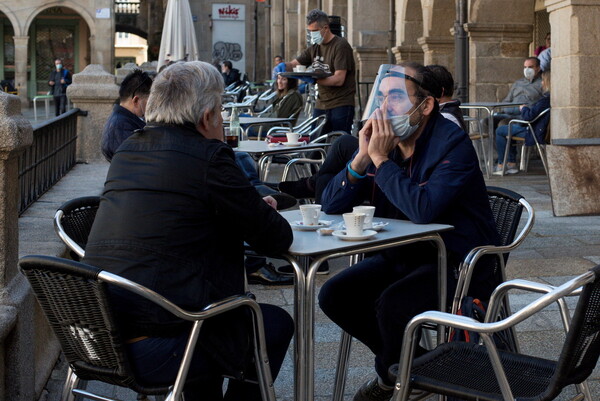 Ισπανία: 123 νεκροί σε 24 ώρες - Ανοιχτά μπαρ και εστιατόρια