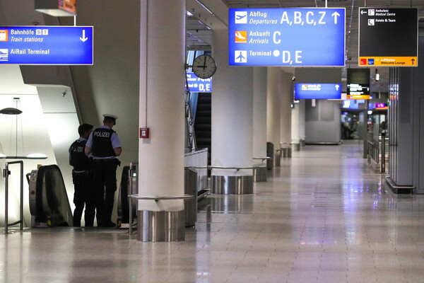 Ένας 20χρονος υποδύθηκε τον υπάλληλο αεροδρομίου για να ταξιδέψει μέχρι την κοπέλα του