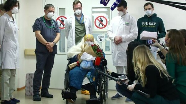 Ρωσίδα 100 ετών «νίκησε» τον κορωνοϊό και πήρε εξιτήριο την ημέρα των γενεθλίων της