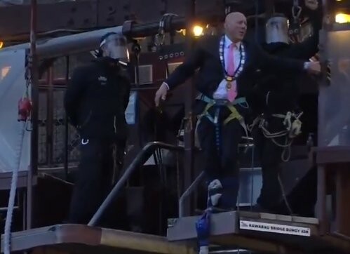 Ν. Ζηλανδία: Δήμαρχος έκανε bungee jumping για την έξοδο από την καραντίνα