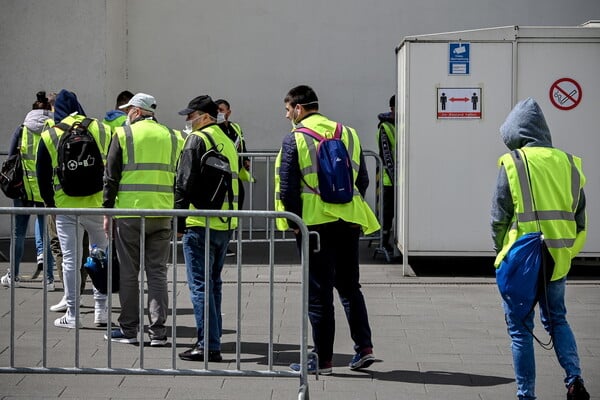 Η ΕΕ ταξινομεί τον κορωνοϊό στο επίπεδο κινδύνου 3 για την εργασία - Οργή στα συνδικάτα