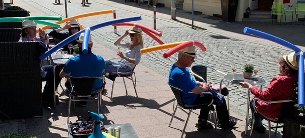 Γερμανία: Καφέ προσφέρει ειδικά αυτοσχέδια «καπέλα» για την τήρηση της απόστασης