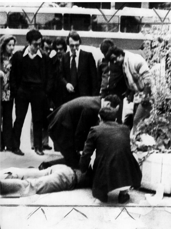 Τη μέρα που ο Γκίντερ Βάλραφ αλυσοδέθηκε στο Σύνταγμα