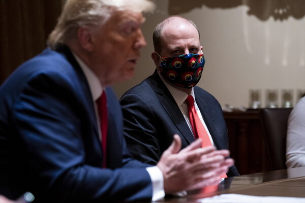 Ο Τραμπ επισκέφθηκε κέντρο διανομής μασκών χωρίς να φορέσει μάσκα