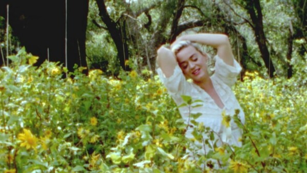 «Daisies»: Νέο τραγούδι και βίντεο κλιπ από την έγκυο Κέιτι Πέρι