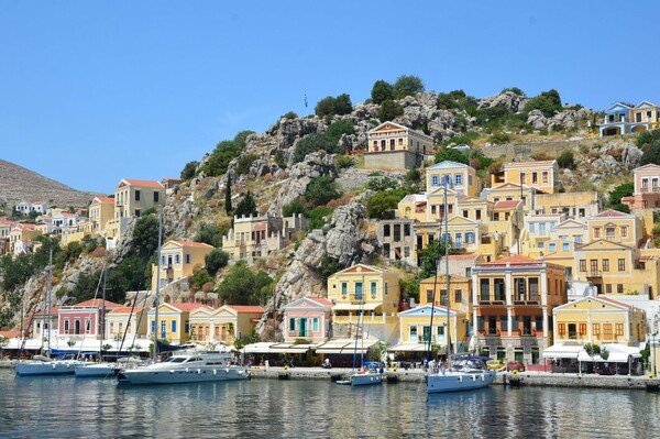 Travel + Leisure: 10 λάθη που πρέπει να αποφύγετε στις διακοπές στα ελληνικά νησιά