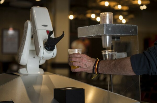 Ρομπότ «μπάρμαν» στη Σεβίλλη: Σερβίρει έως και 600 ποτήρια μπύρας την ώρα