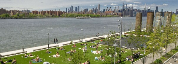 Σε αυτό το πάρκο του Μπρούκλιν, η κοινωνική απόσταση τηρείται με κύκλους στο γρασίδι