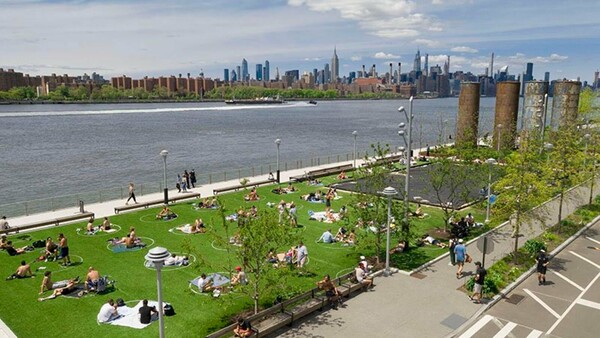 Σε αυτό το πάρκο του Μπρούκλιν, η κοινωνική απόσταση τηρείται με κύκλους στο γρασίδι