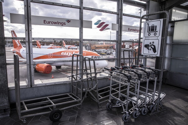 Ξεκινά πτήσεις η EasyJet: Μάσκα για επιβάτες και πλήρωμα - Δεν θα σερβίρεται φαγητό