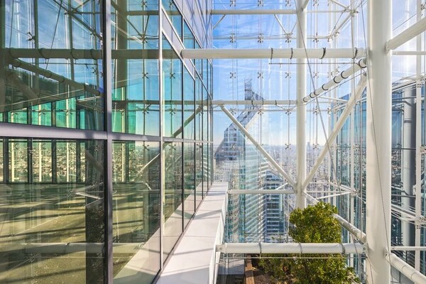 Αρχιτέκτονες σχεδίασαν έναν εντυπωσιακό «γυάλινο» πύργο στο Παρίσι, φιλικό προς το περιβάλλον