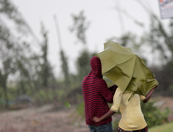 Θύματα και καταστροφές σε Ινδία και Μπανγκλαντές από τον ισχυρότερο κυκλώνα της δεκαετίας