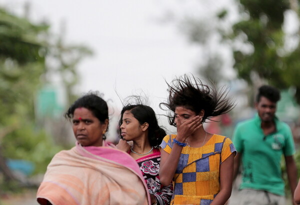 Θύματα και καταστροφές σε Ινδία και Μπανγκλαντές από τον ισχυρότερο κυκλώνα της δεκαετίας