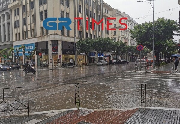 Σφοδρή βροχόπτωση στη Θεσσαλονίκη - Κυκλοφοριακό «κομφούζιο»