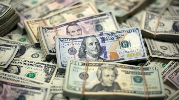 ΗΠΑ: Βρήκαν 1 εκατ δολάρια στον δρόμο - Και τα παρέδωσαν στην αστυνομία