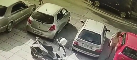 Επίθεση με βιτριόλι: Νέο βίντεο αποκαλύπτει δύο γυναίκες κοντά στο θύμα