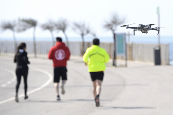 Παρίσι: Απαγορεύθηκε η χρήση drones για την επιτήρηση των πολιτών λόγω κορωνοϊού