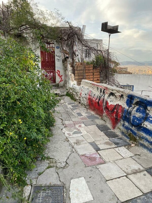 Τα Αναφιώτικα καθαρά από ταγκς και γκράφιτι - Φωτογραφίες πριν και μετά