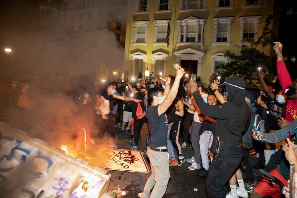 Δολοφονία Τζορτζ Φλόιντ: Δακρυγόνα και φωτιές μπροστά στον Λευκό Οίκο