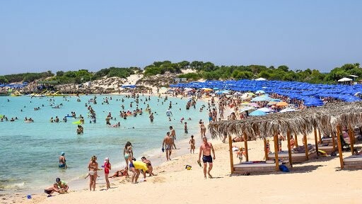 Η Κύπρος θα πληρώσει τις διακοπές επισκεπτών που θα μολυνθούν από τον κορωνοϊό
