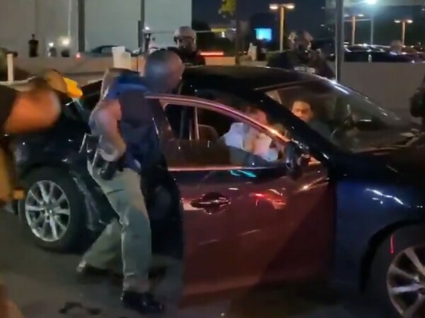 ΗΠΑ - Οργή για νέο βίντεο αστυνομικής βίας: Έσυραν ζευγάρι μαύρων έξω από αυτοκίνητο