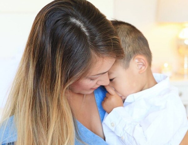«Απέτυχα ως μητέρα»: Η YouTuber που έδωσε τον υιοθετημένο γιο της απαντά στους haters