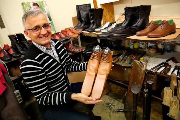 Κορωνοϊός: Τσαγκάρης φτιάχνει παπούτσια Νο 75 - Για να τηρούνται οι αποστάσεις ασφαλείας