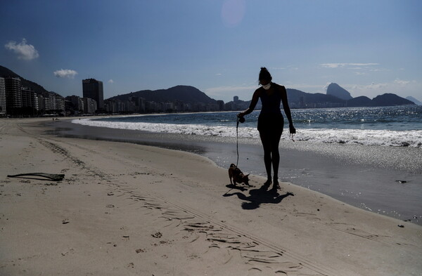 Βραζιλία: Ερήμωσε η Copacabana -Αντί για πάρτι και μουσικές, περιπολίες και μάσκες