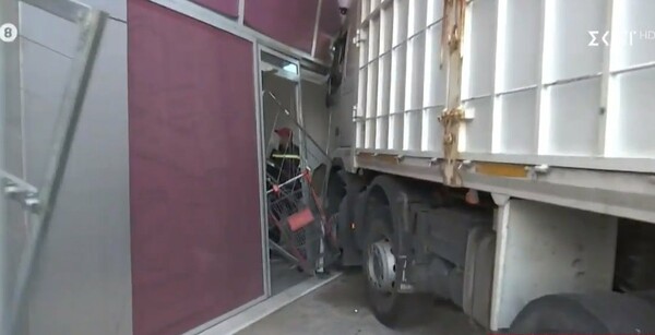 Τροχαίο στην Πειραιώς: Φορτηγό ξέφυγε από την πορεία του και μπήκε σε κατάστημα