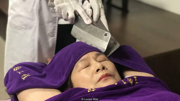 Μασάζ με μαχαίρια: Μια πρακτική θεραπείας 2.000 ετών που σαρώνει στην Ταϊβάν