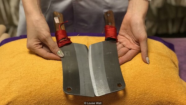 Μασάζ με μαχαίρια: Μια πρακτική θεραπείας 2.000 ετών που σαρώνει στην Ταϊβάν