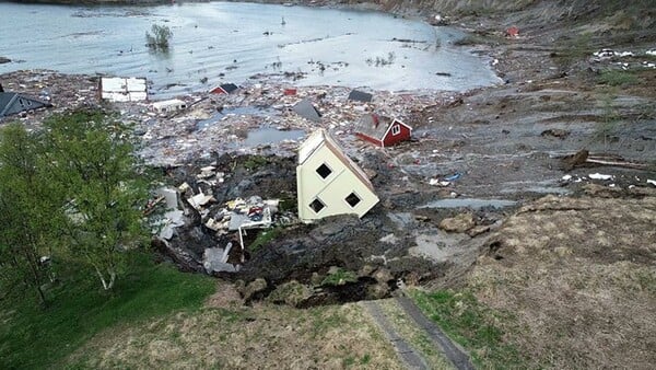 Σοκαριστική κατολίσθηση στη Νορβηγία: «Κόπηκε» η γη και βούλιαξαν σπίτια στη θάλασσα (ΒΙΝΤΕΟ)