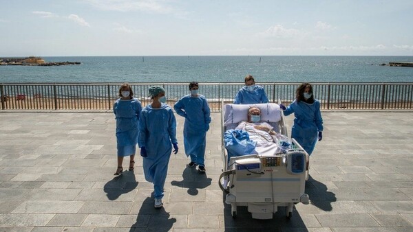 «Έξοδος» στις ακτές της Βαρκελώνης για ασθενείς με κορωνοϊό