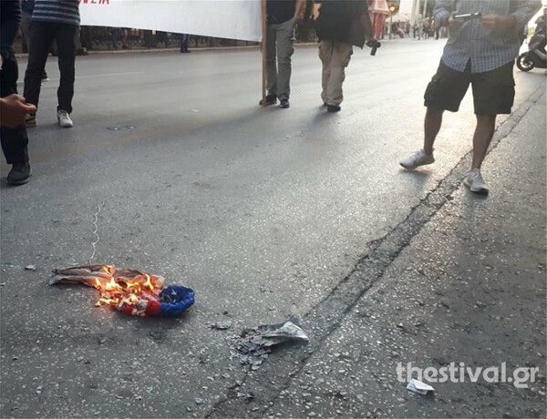 Θεσσαλονίκη: Έκαψαν τη σημαία των ΗΠΑ μπροστά στο προξενείο