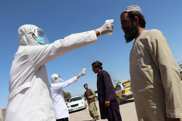 Ταλιμπάν: Ο κορωνοϊός οφείλεται «σε αμαρτίες» - Χωρίς κανόνες υγιεινής στις επαρχίες του Αφγανιστάν