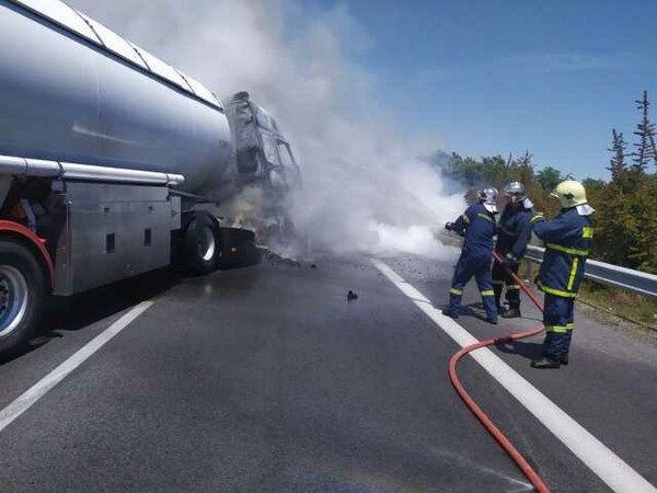 Φωτιά σε βυτιοφόρο στην Αθηνών - Θεσσαλονίκης: Νεκρός ο οδηγός