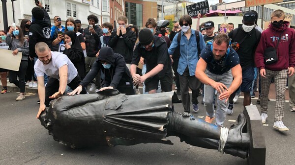 Βρετανία: Διαδηλωτές αποκαθήλωσαν άγαλμα του δουλεμπόρου Έντουαρντ Κόλστον