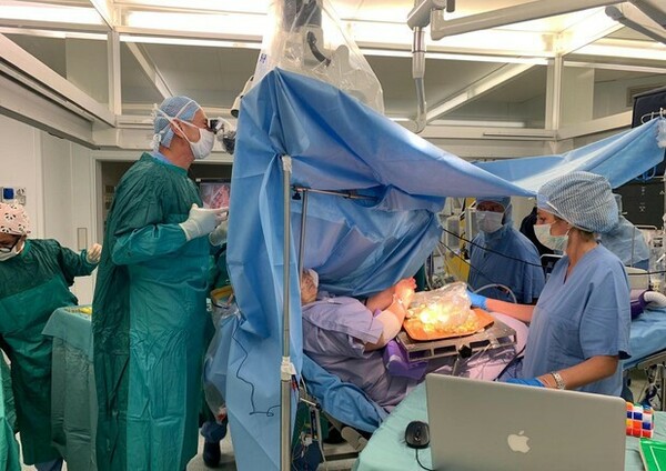 Ιταλία: Ασθενής γέμιζε ελιές κατά την επέμβαση αφαίρεσης όγκου στον εγκέφαλο